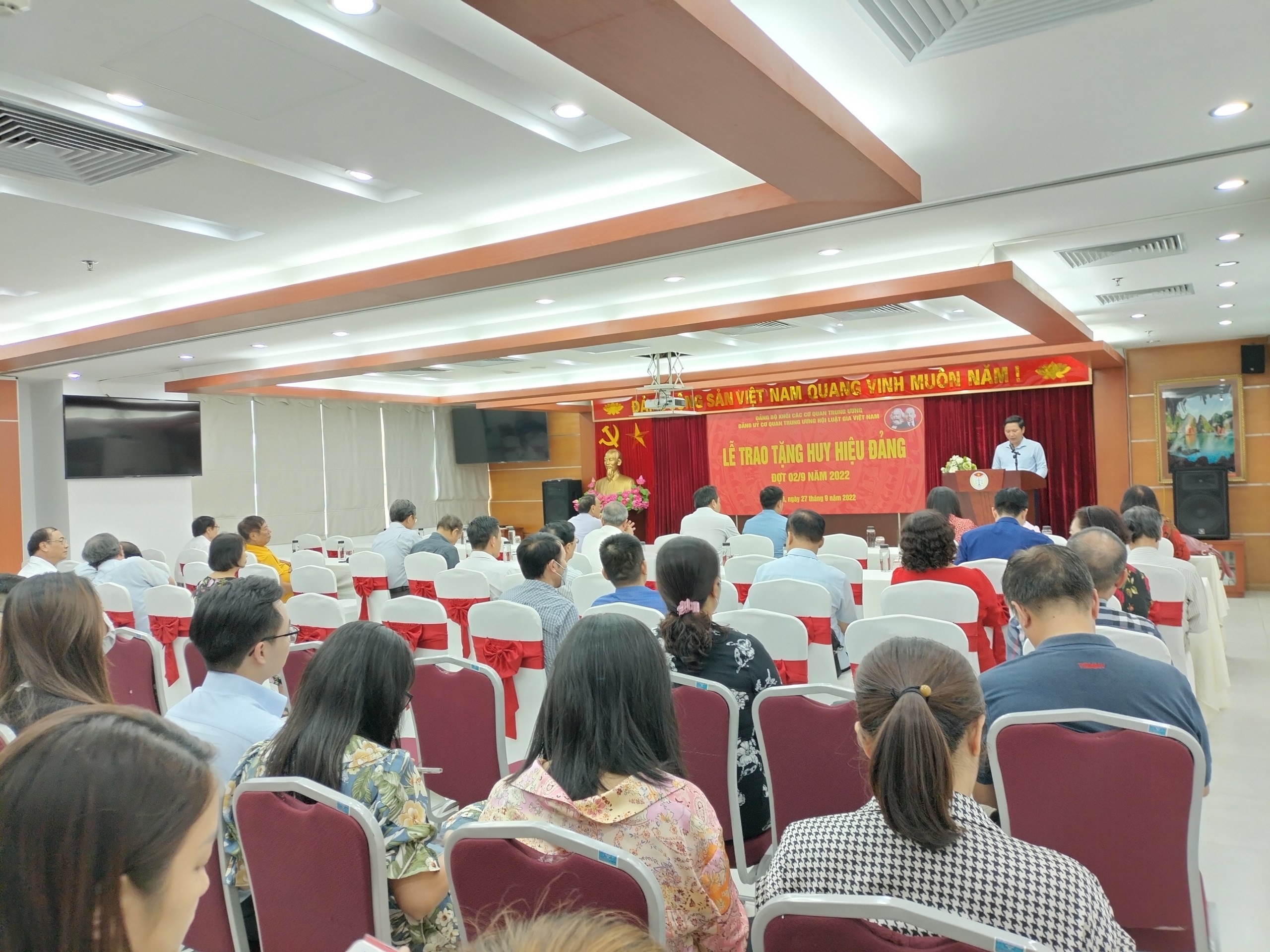 Đảng bộ cơ quan Trung ương Hội Luật gia Việt Nam: Trao tặng Huy hiệu Đảng đợt 02/9 và công bố Quyết định sáp nhập chi bộ trực thuộc