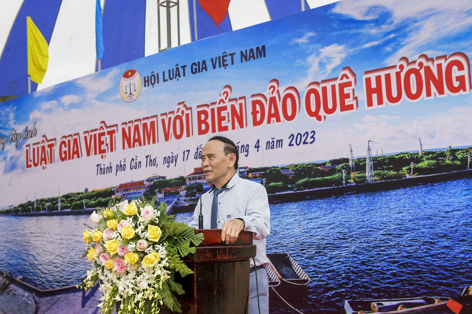 Tuần lễ trưng bày ảnh “Luật gia Việt Nam với biển đảo quê hương” tại TP Cần Thơ