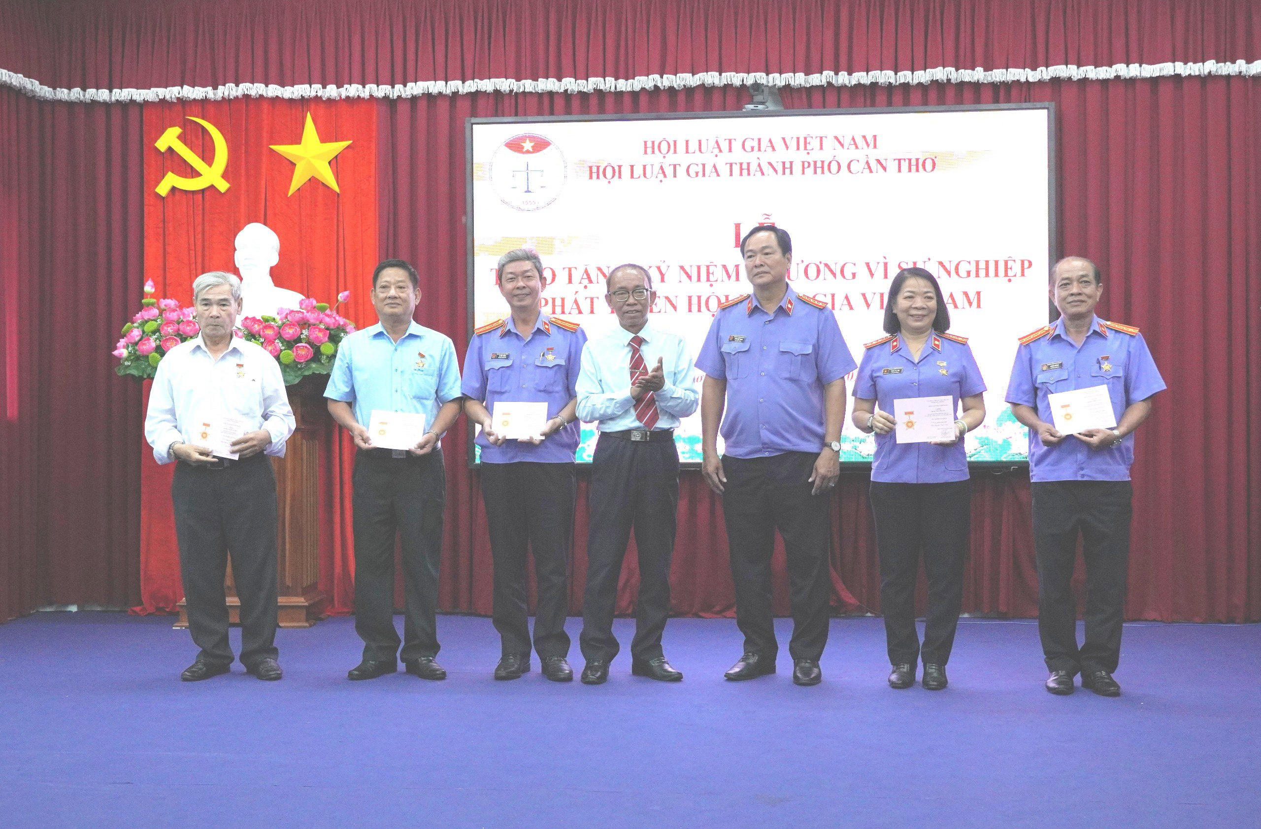 Hội Luật gia thành phố Cần Thơ tổ chức trao tặng Kỷ niệm chương “Vì sự nghiệp phát triển Hội Luật gia Việt Nam”